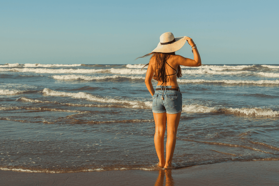 Không thoa kem chống nắng và tiếp xúc với ánh nắng thường xuyên khiến da bị thâm sạm