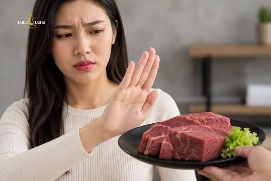Cần kiêng ăn thịt bò sau phun môi để giúp môi phục hồi và lên màu nhanh chóng