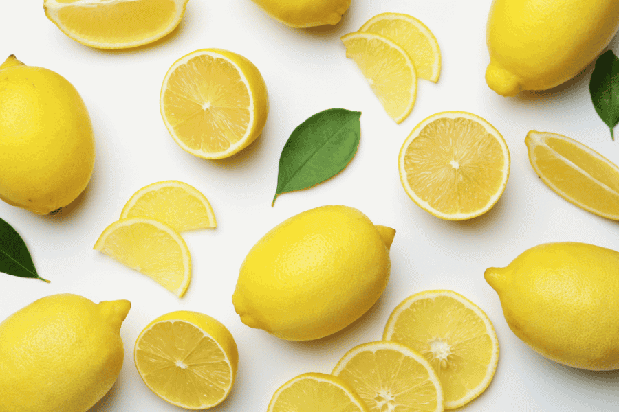 Nước chanh tươi chứa axit citric làm chậm quá trình tích tụ melanin