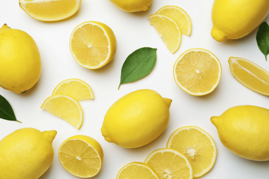 Nước chanh tươi chứa axit citric làm chậm quá trình tích tụ melanin