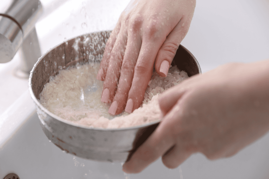 Nước vo gạo chứa Vitamin B5 giúp ức chế enzyme tyrosinase, ngăn chặn hình thành melanin