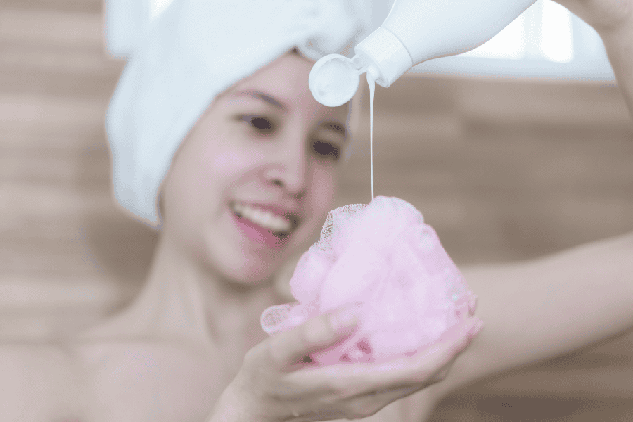 Tắm bằng sữa tắm dịu nhẹ để cấp ẩm cho da