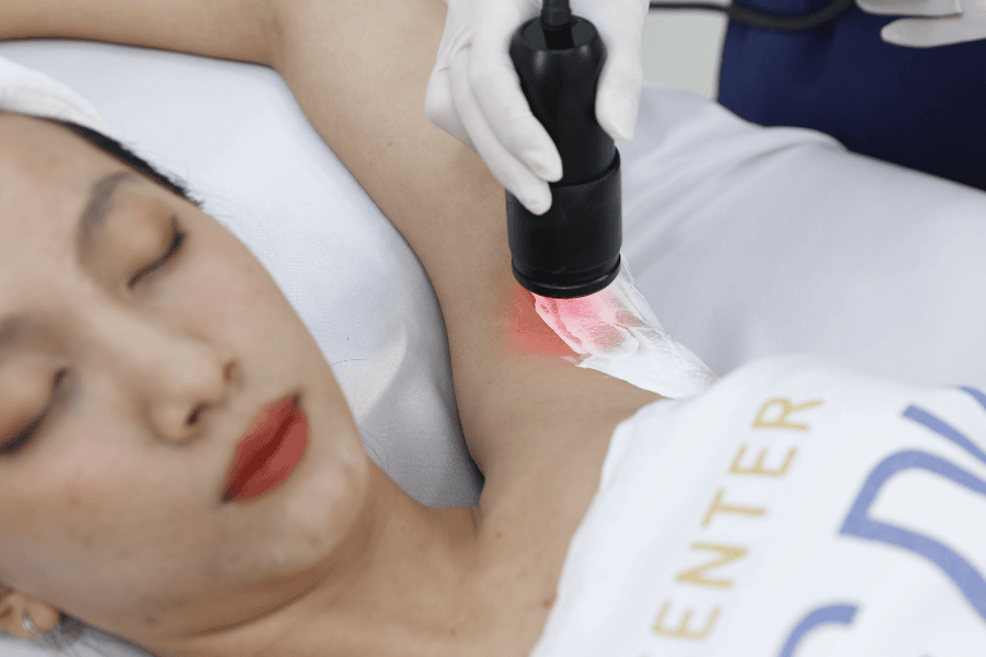 Chuyên gia thoa kem dưỡng phục hồi cho da và hướng dẫn khách hàng chăm sóc da tại nhà