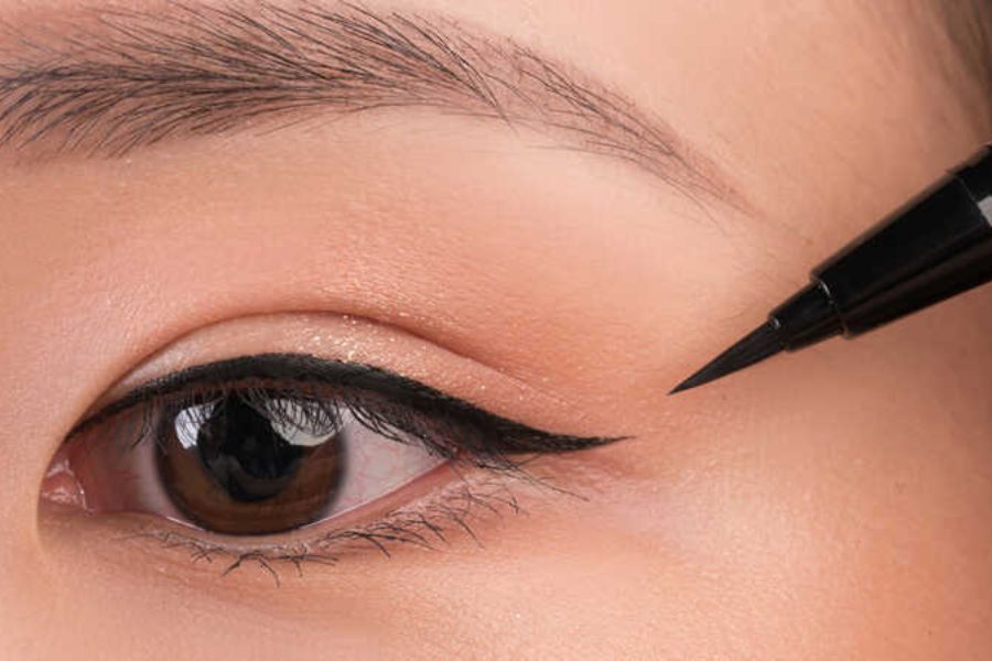 Luyện tập thường xuyên là cách để bạn có thể kẻ eyeliner chuẩn đẹp