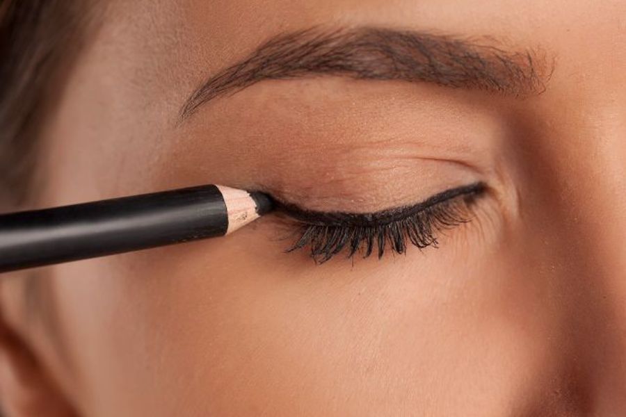 Cách kẻ eyeliner 1 mí phong cách Âu Mỹ