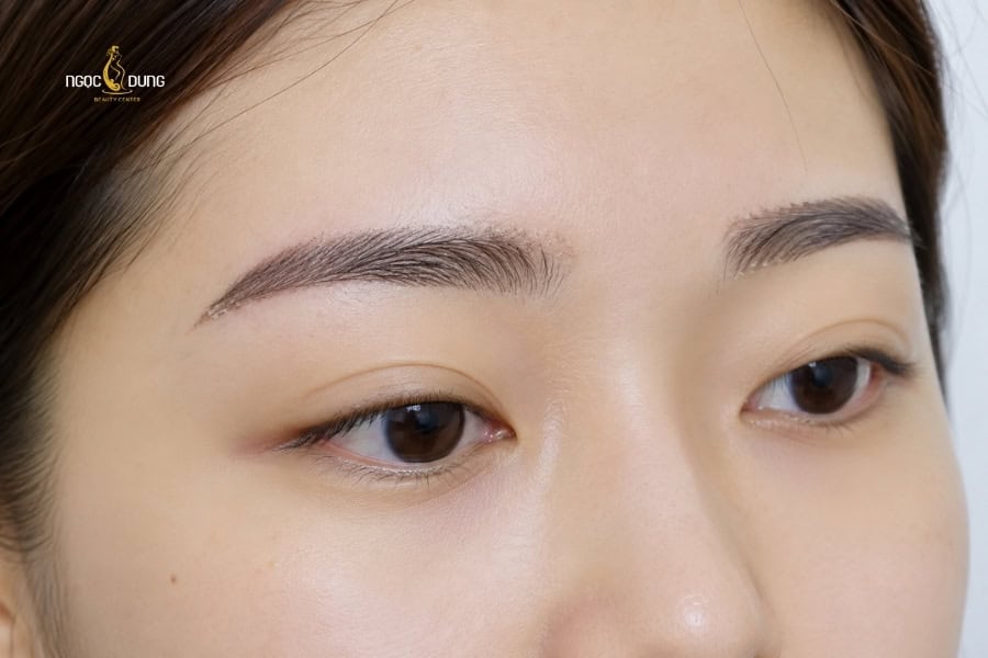 Hãy để cho lông mày sau phun bong vảy tự nhiên để tránh kích ứng