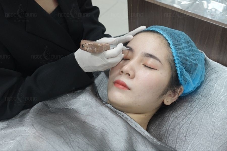 Điêu khắc lông mày có đau không là thắc mắc phổ biến của khách hàng muốn làm đẹp