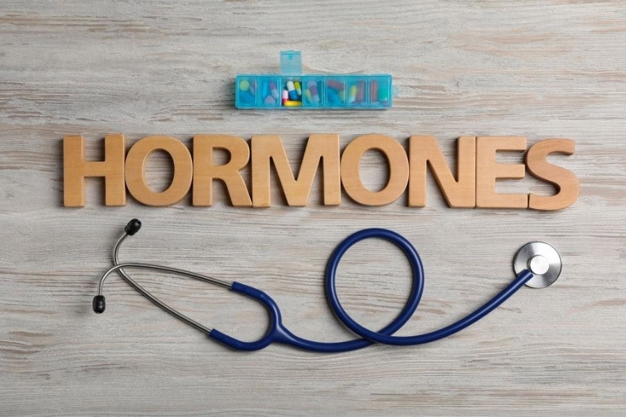 Hormone như testosterone và estrogen có thể tác động đến hoạt động của nang lông