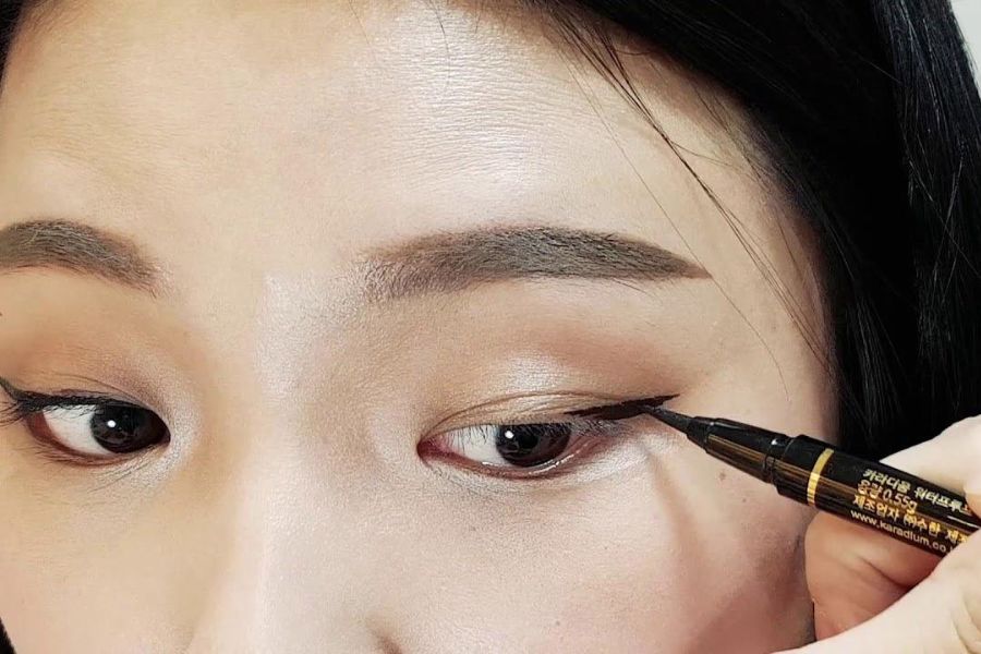 Kẻ eyeliner đúng cách có thể làm đôi mắt sụp mí của bạn được cải thiện đẹp hơn