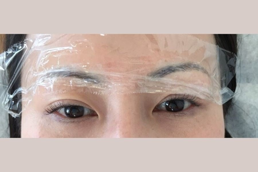 Khách hàng sẽ được ủ tê trước khi điêu khắc để giảm cảm giác đau