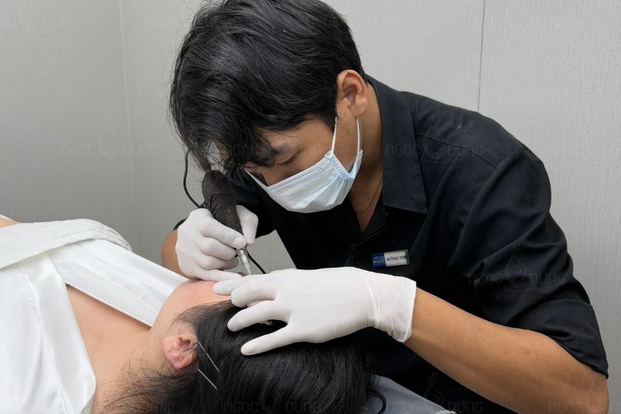 Chuyên viên sẽ cân chỉnh lại mật độ sợi màu sắc và độ cong của lông mày khi dặm lại