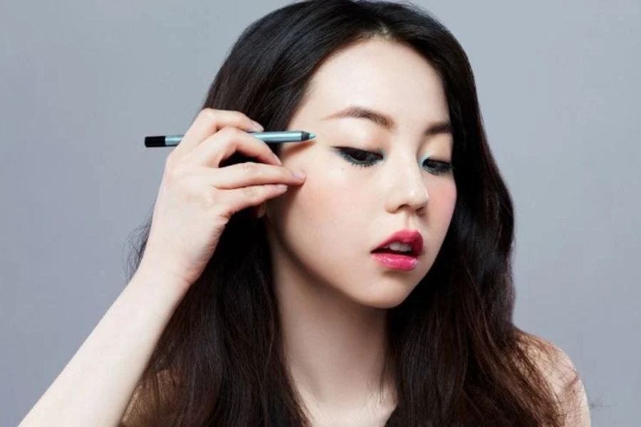 Những lưu ý khi kẻ eyeliner cho mắt 1 mí