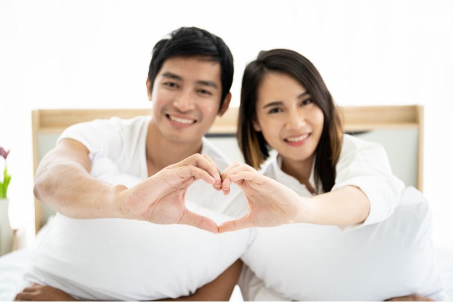 Hạn chế hôn khi môi còn bong, đau rát hoặc chưa lành hẳn