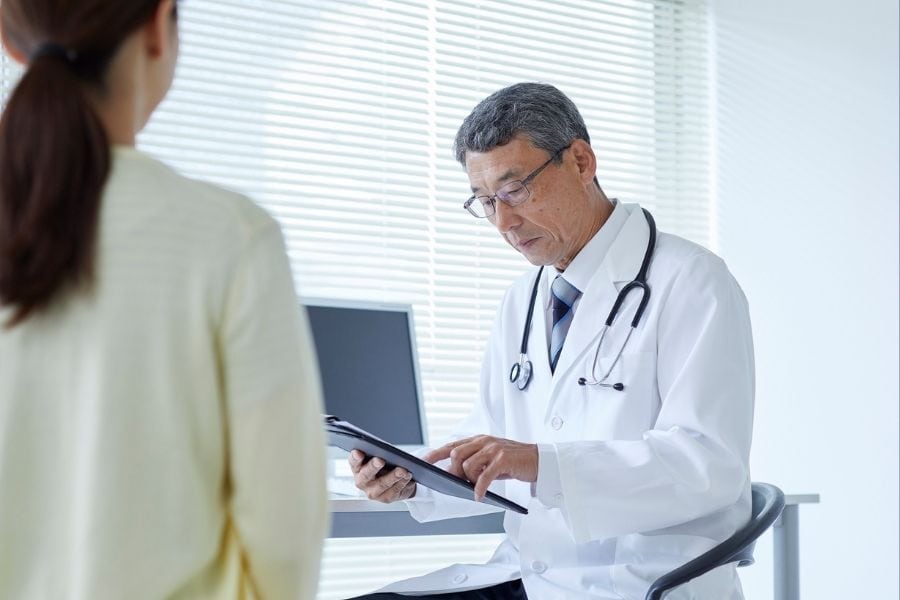 Cách trị mụn ẩn dưới da hiệu quả và an toàn cần biết 14 Hãy theo dõi tình trạng và gặp chuyên gia để có phương pháp điều trị mụn hiệu quả