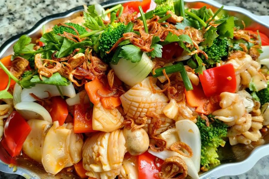 Mực kết hợp với rau củ là món ăn ngon đầy đủ dinh dưỡng, lượng calo không đáng kể