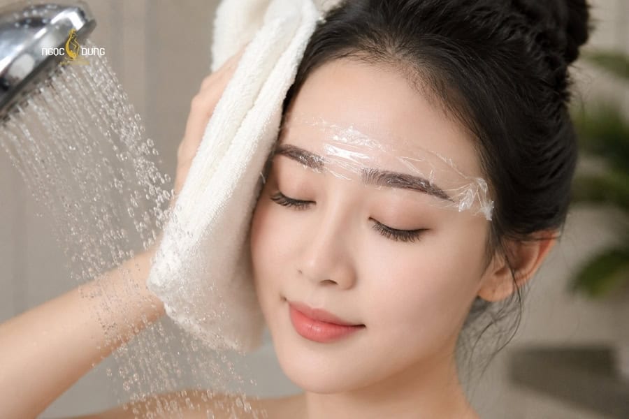 Tránh để nước chạm vào vùng phun xăm chân mày