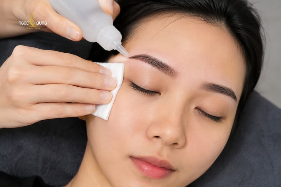 Chỉ nên vệ sinh chân mày với nước muối sinh lý trong tuần đầu sau khi phun mày