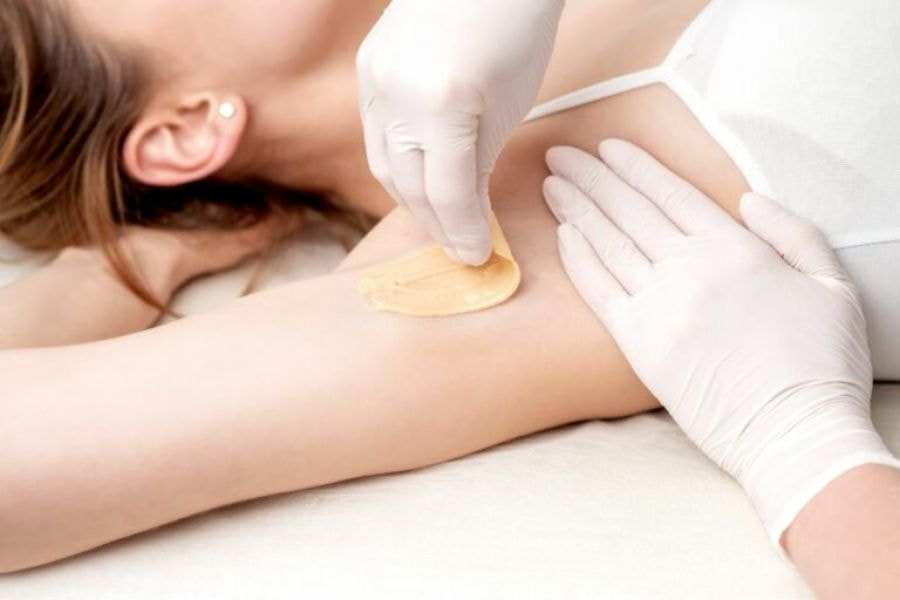 Waxing thường dọn sạch gốc lông nên sẽ làm lông nách mọc lâu hơn