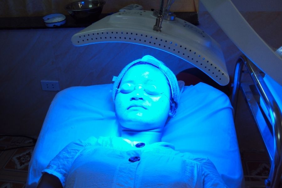 Ngọc Dung kết hợp ánh sáng xanh trong liệu trình nhằm hỗ trợ làm dịu viêm và kiểm soát tình trạng mụn hiệu quả hơn