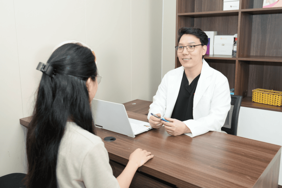Bác sĩ chuyên môn Phạm Đức Tuấn trực tiếp thăm khám và lên phác đồ điều trị cho khách hàng