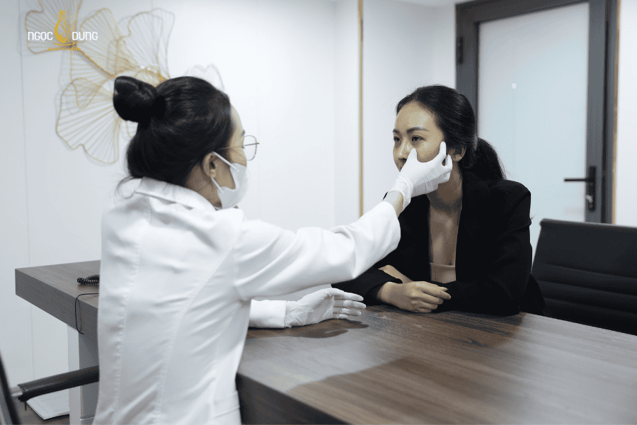 Bác sĩ trực tiếp thăm khám, đánh giá tình trạng mũi và đưa ra phác đồ điều trị phù hợp