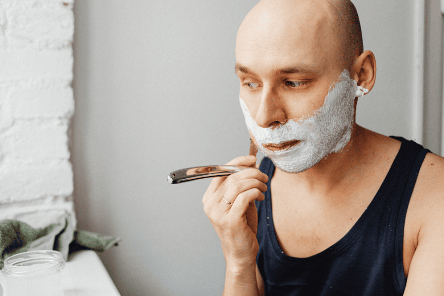 Cạo râu hoặc cạo lông mặt không đúng kỹ thuật gây tổn thương vi thể tại gốc lông