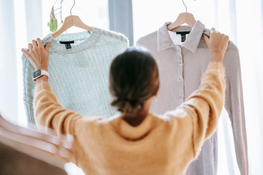 Hãy chọn quần áo có chất liệu phù hợp, kích thước vừa phải để bảo vệ vùng da dưới cánh tay