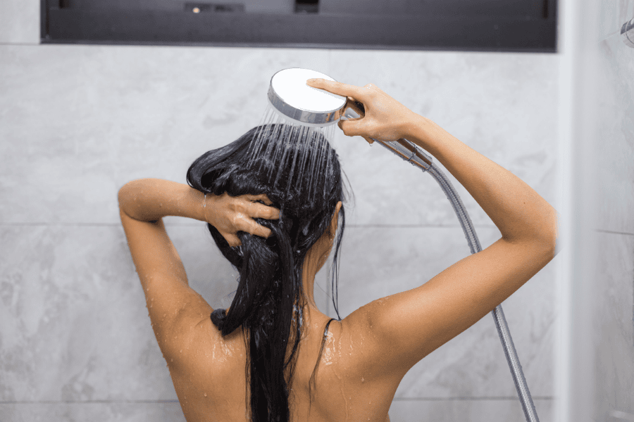 Gội đầu đều đặn bằng nước ấm, giữ da đầu sạch và khô thoáng