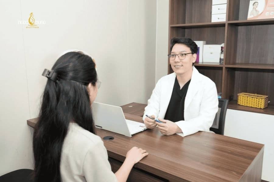 Bác sĩ hướng dẫn chăm sóc tại nhà sau triệt lông chân