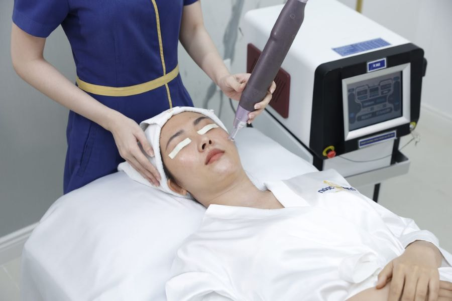 Khách hàng đang thực hiện liệu trình Laser lỗ chân lông