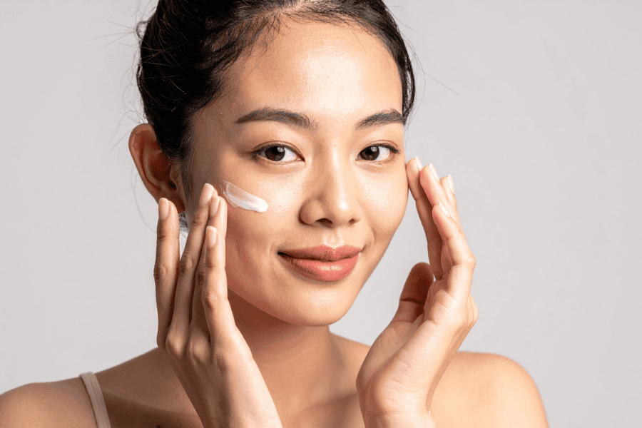 Luôn sử dụng kem khóa ẩm sau khi thoa serum HA