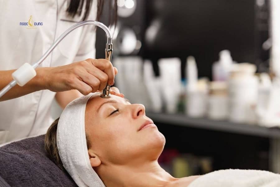 Microdermabrasion thường được dùng để làm mới bề mặt da và cải thiện kết cấu da tổng thể