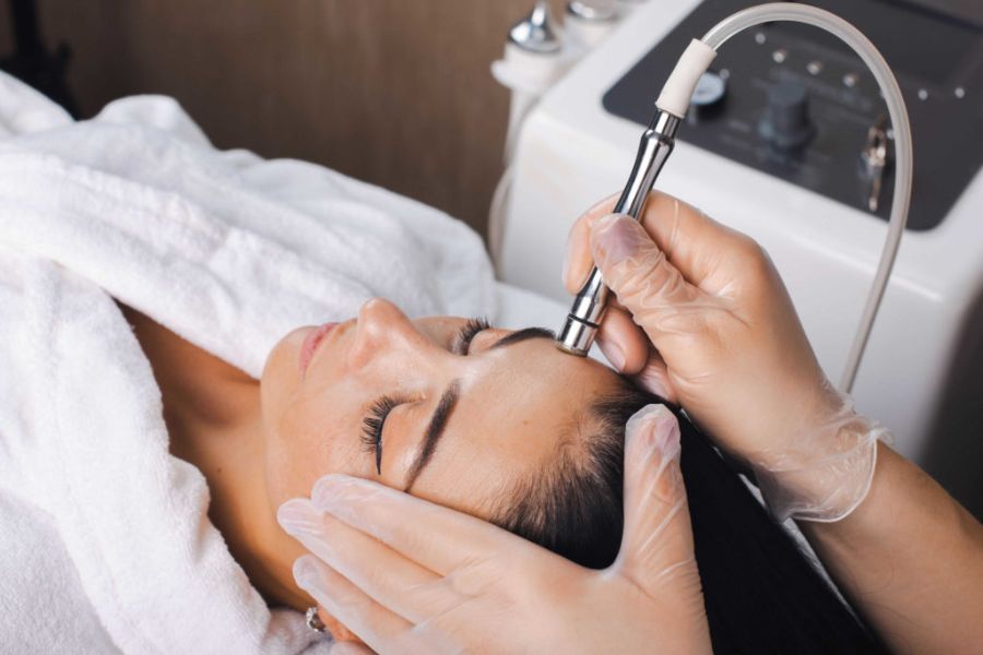 Microdermabrasion là một phương pháp tẩy da chết vật lý