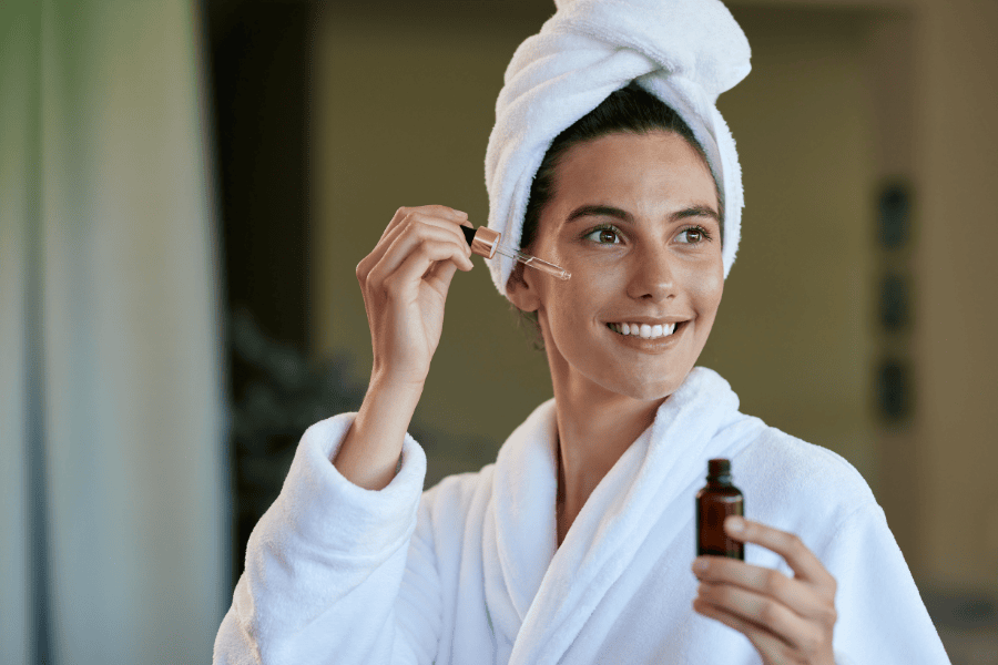 Nên thoa kem dưỡng ẩm ngay sau serum HA, trong vòng 30–60 giây