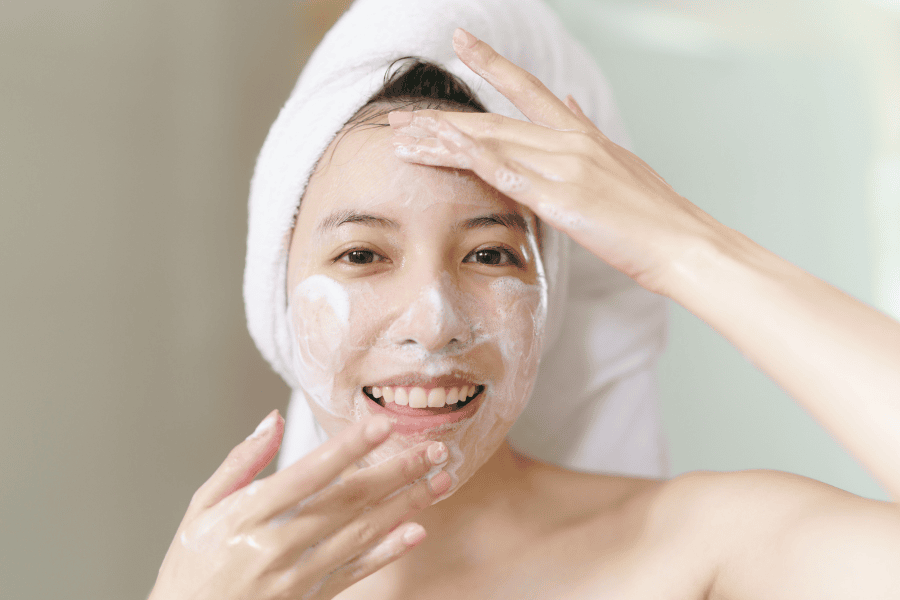 Rửa mặt bằng sữa rửa mặt có độ pH phù hợp để loại bỏ bã nhờn và không gây khô da