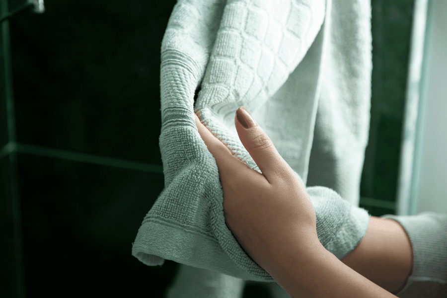 Sử dụng chung đồ cá nhân rất dễ bị lây viêm nang lông