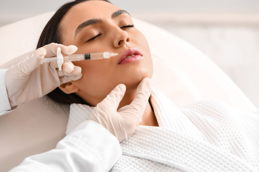 Bác sĩ sẽ tiến hành tiêm filler theo liệu trình đã trao đổi với khách hàng trước đó