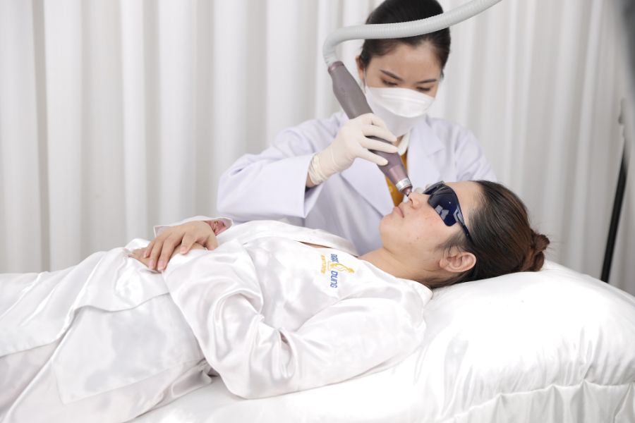 Ngọc Dung Beauty áp dụng công nghệ laser trong việc điều trị viêm nang lông