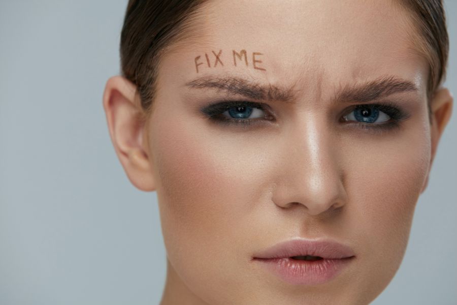 Chân mày mọc lộn xộn, làm vẻ ngoài của bạn trông không gọn gàng