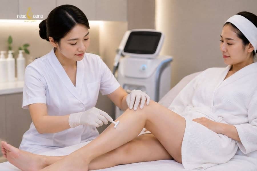 Quy trình triệt lông chuẩn y khoa tại viện Ngọc Dung 11 Chuyên viên tiến hành cạo sạch lông cho khách hàng trước khi triệt