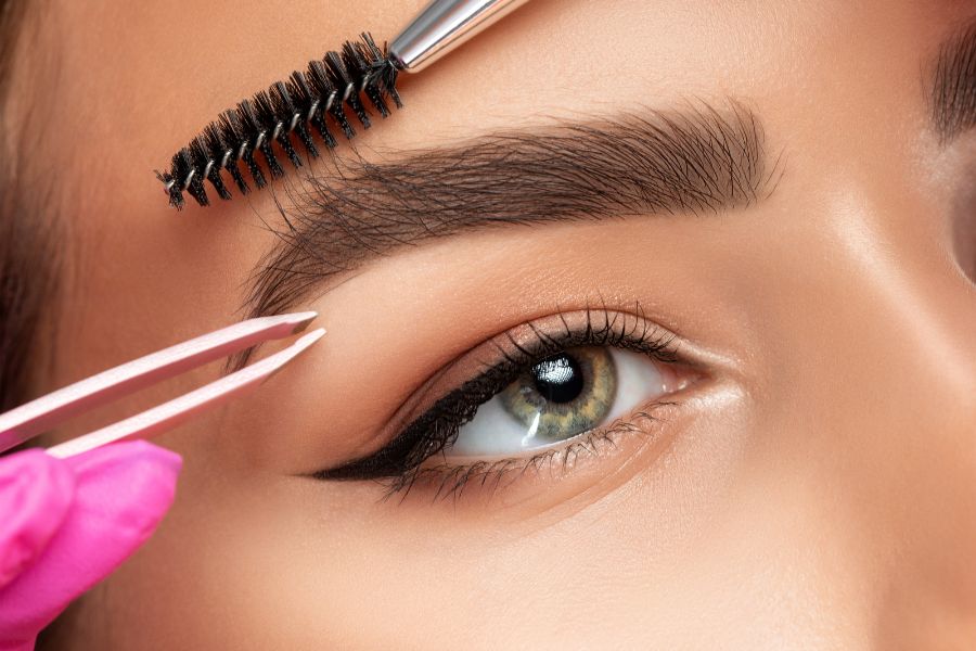 Lông mày dài ra có thể do nhiều nguyên nhân khác nhau, có thể phản ánh sức khỏe của bạn