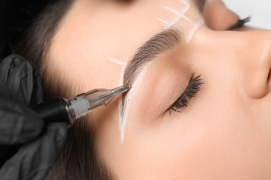 Dùng mực xăm chất lượng kém dễ dễ đến tình trạng phun lông mày bị sưng