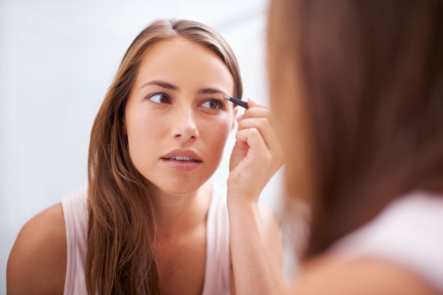Hãy nhổ theo hướng mọc của lông mày để giảm đau