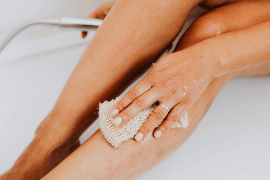 Tẩy tế bào chết nhẹ nhàng đẻ giúp giảm bít tắc bã nhờn trên da