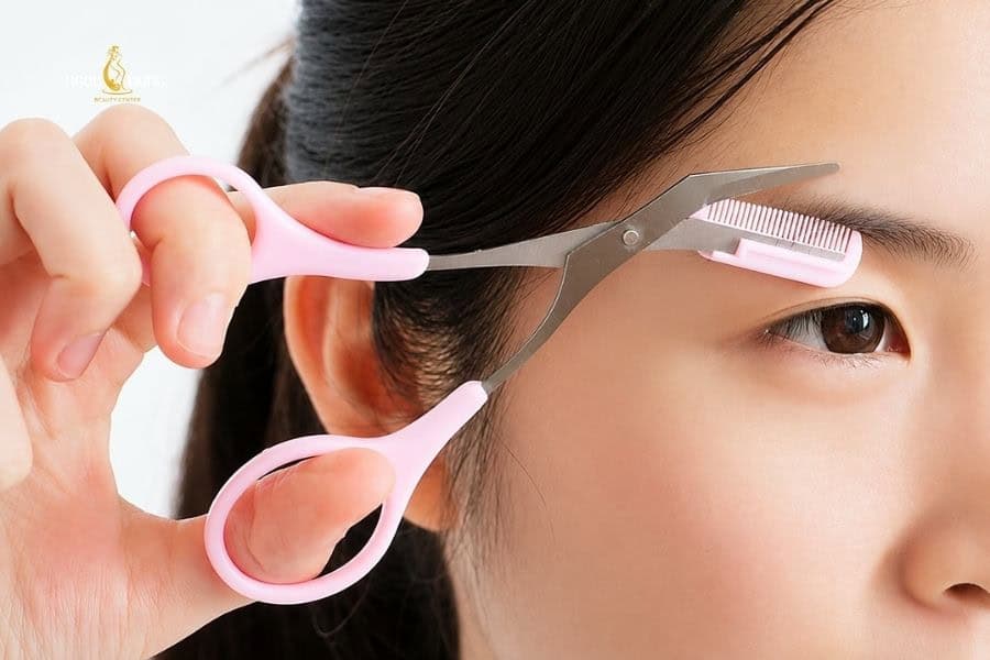 Cách cạo lông mày đẹp tự nhiên, dáng chuẩn và an toàn 5 Tỉa lại lông mày thừa sau khi cạo xong