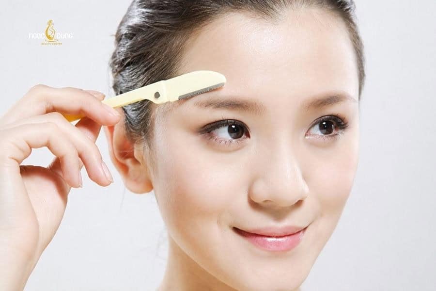 Cách cạo lông mày đẹp tự nhiên, dáng chuẩn và an toàn 4 Tiến hành cạo lông mày với dao cạo đã sát trùng