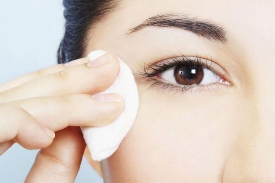 Hãy vệ sinh khu vực mắt sau khi phun xăm nhẹ nhàng với nước muối sinh lý