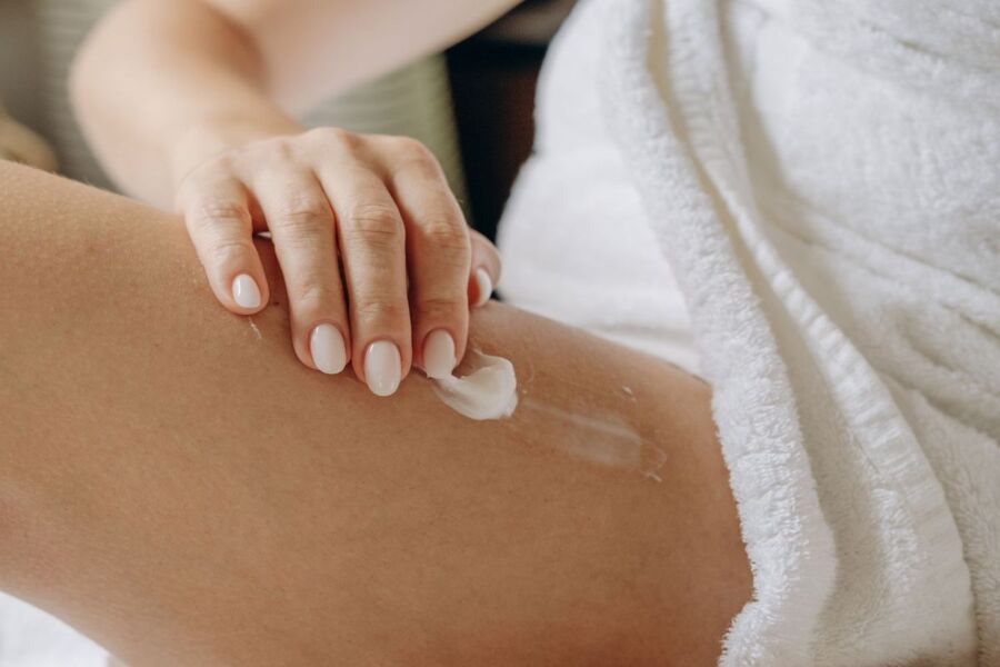 Kem tẩy lông chân và những điều cần biết trước khi dùng 12 Dưỡng ẩm sau tẩy giúp giảm khô căng và hỗ trợ da ổn định hơn, nhất là khi bạn dùng kem tẩy lông định kỳ