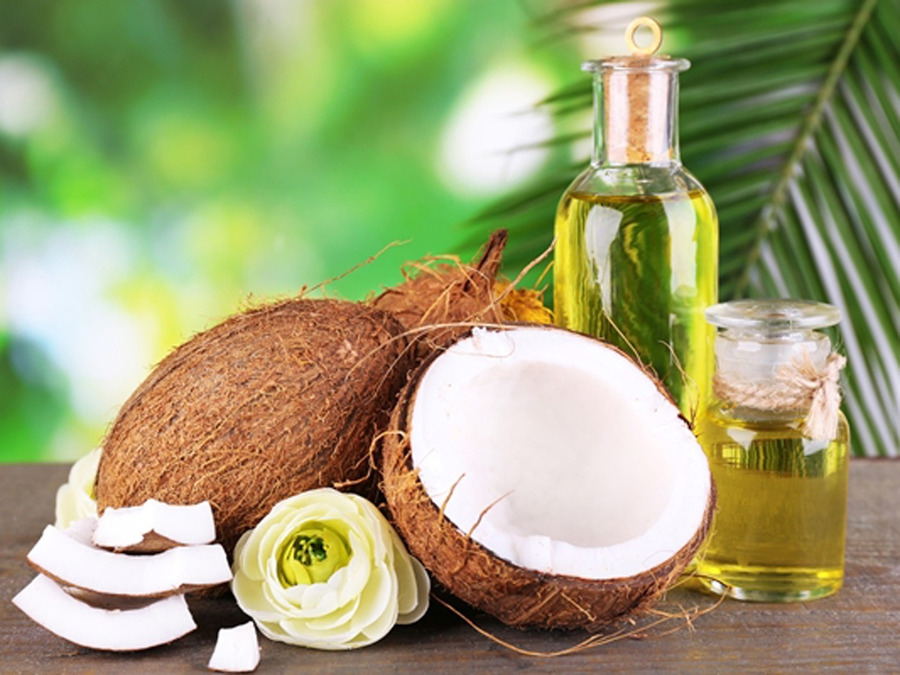 Dầu dừa có tính kháng khuẩn, ngăn ngừa viêm da và loại bỏ sắc tố melanin gây thâm sạm