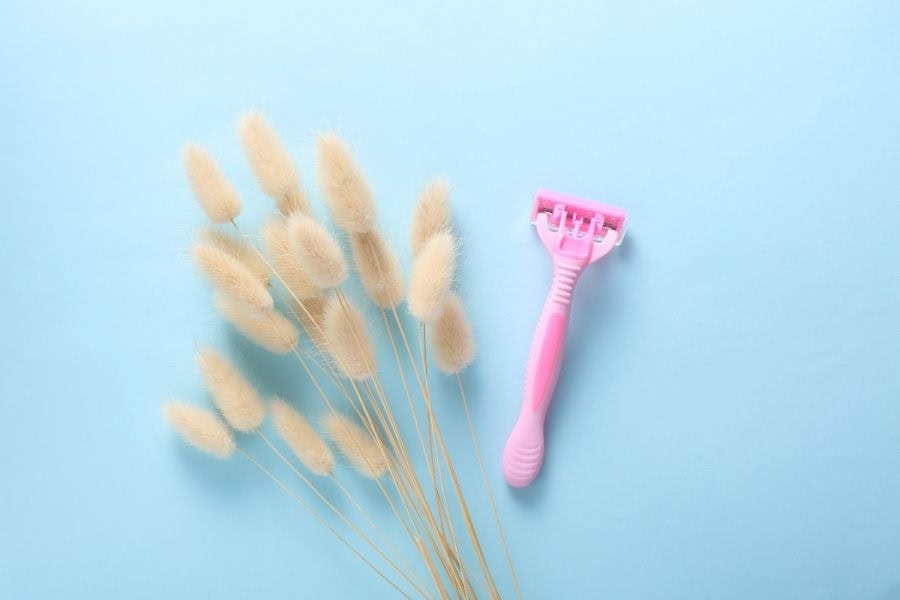 Cạo lông là phương pháp triệt lông an toàn phổ biến cho phụ nữ có thai